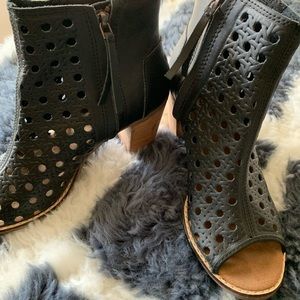 TOMS LASER CUT ANKLE HEELS, OPEN TOE STYLE with ZIPPER. Sz. 7W